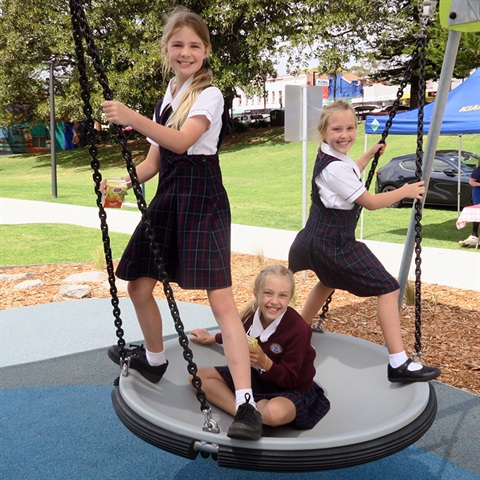 Hindmarsh-Park-opening-students-on-swing